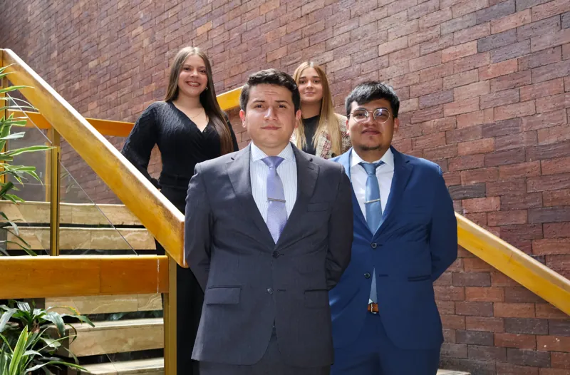 Equipo de la firma en las escaleras de la oficina