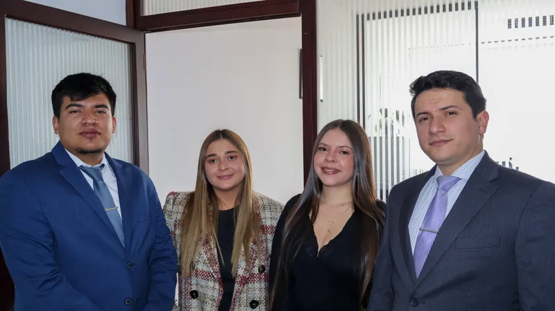 Equipo de la firma en la oficina