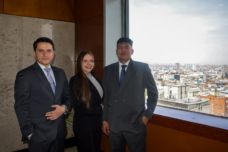 Equipo de García Trujillo & Asociados en la oficina, con vista a Bogotá