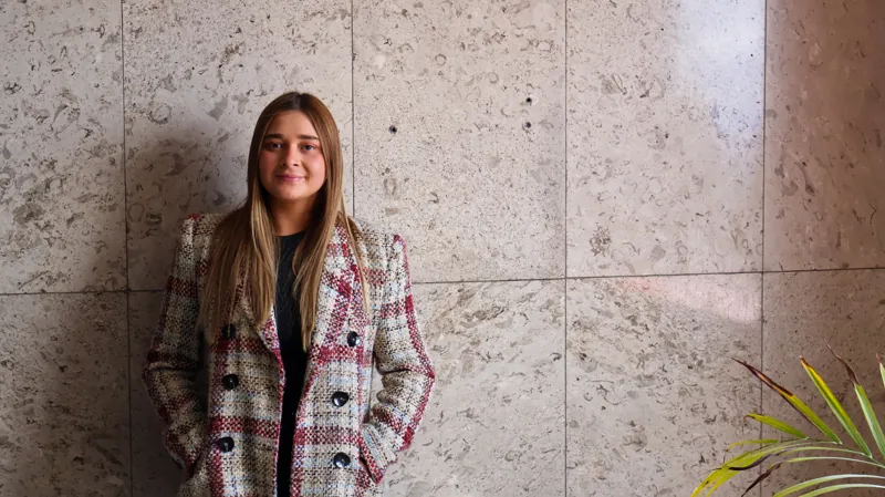 Abogada de la firma en la oficina