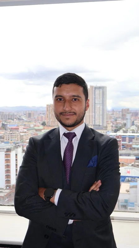 Edson Galvis en la oficina, con vista a Bogotá