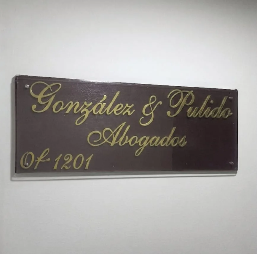 Placa original de la oficina González & Pulido Abogados