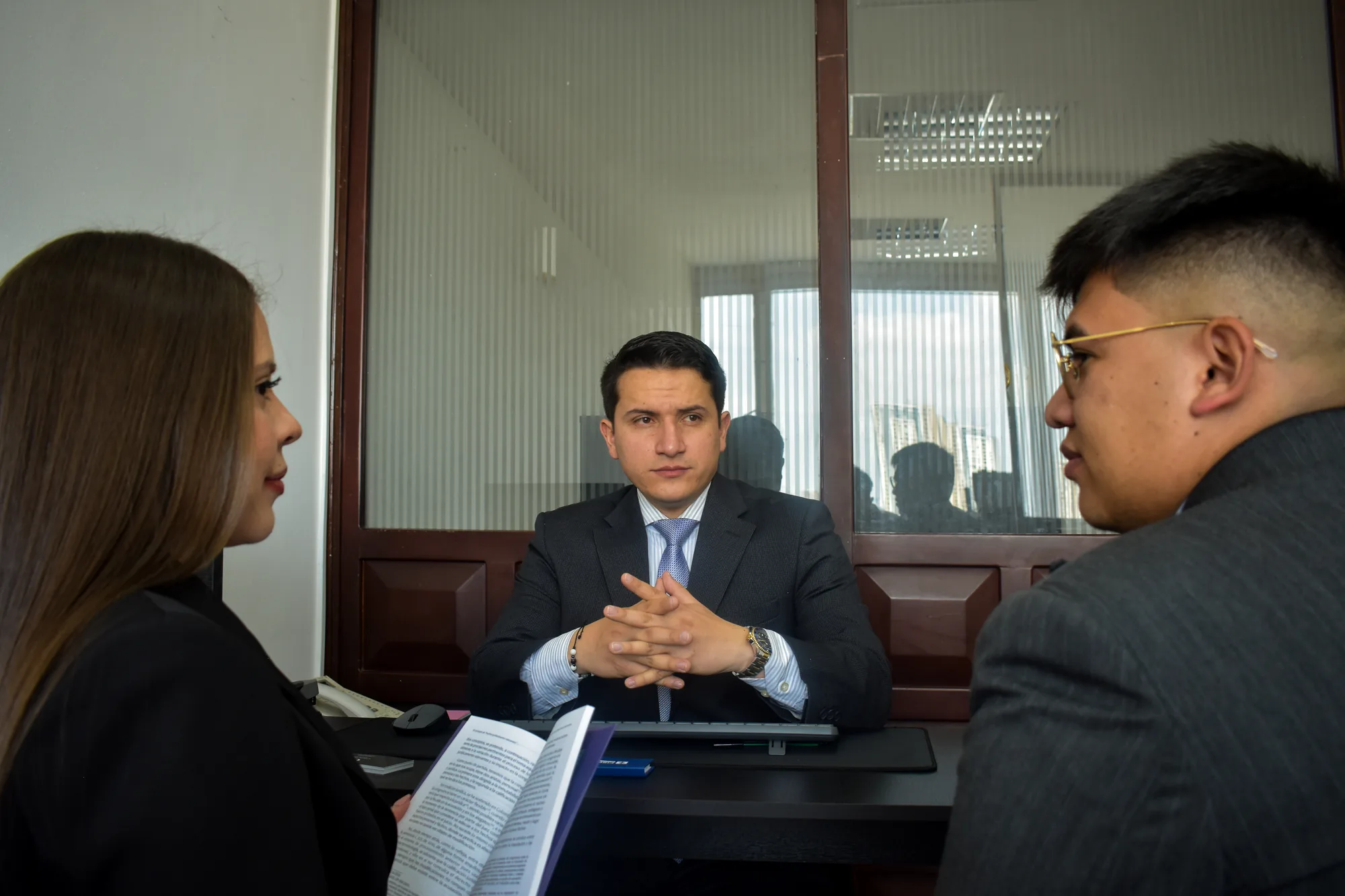 Reunión de consulta jurídica en las oficinas de García Trujillo & Asociados