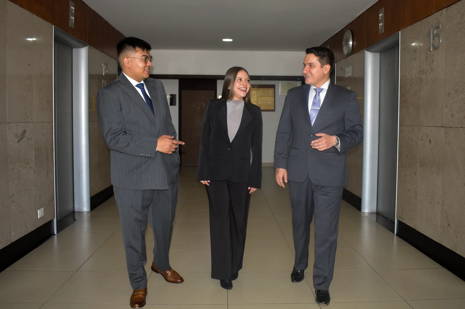 Equipo de García Trujillo & Asociados conversando en las instalaciones de la firma