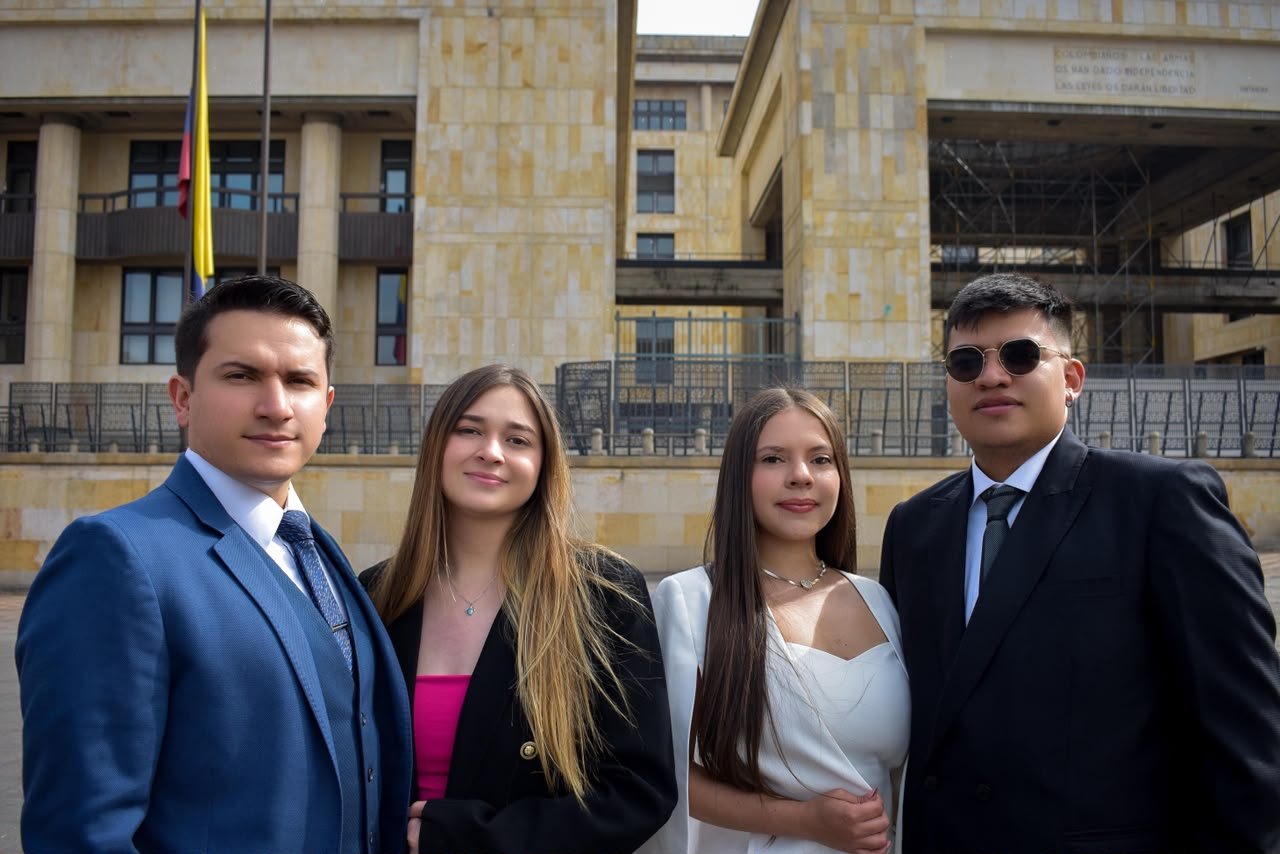 Equipo de García Trujillo & Asociados frente al Palacio de Justicia, Bogotá